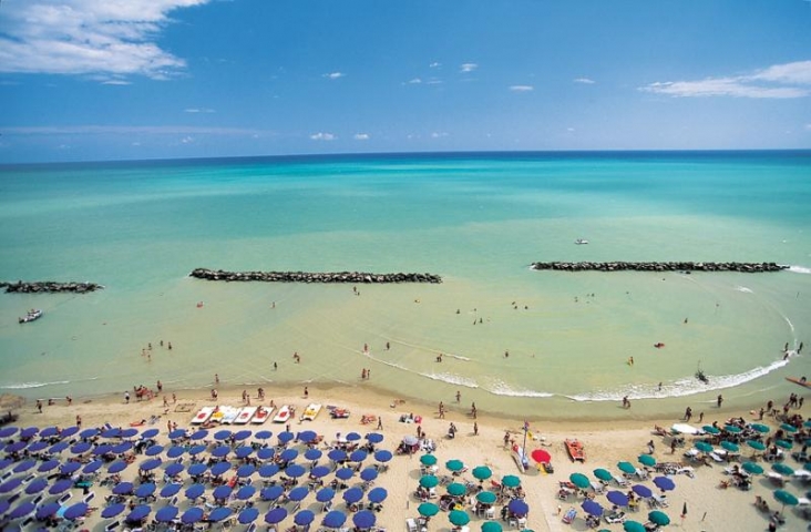 Strand nabij Pescara aan de kust van de Abruzzen