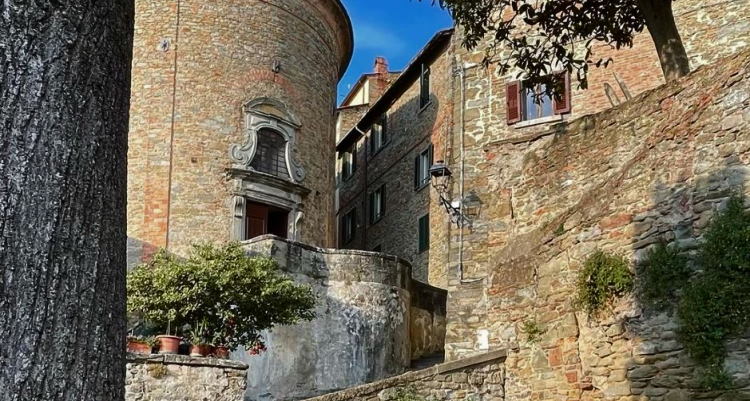 Cortona, oud muren en trappen