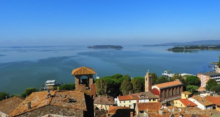 uitzicht over het Trasimenomeer vanaf Passignano (Umbrië)
